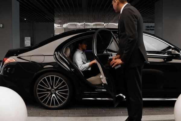 Gruppentransporte München – Minivan für bis zu 7 Personen Geräumige Minivans (Mercedes Vito oder VW Multivan) für Gruppen, Familien, Firmen-Teams oder Events. Ideal für Flughafentransfer, Hochzeiten, Firmenausflüge oder Stadtrundfahrten. Feste Preise ab 95 € für den Flughafentransfer – viel Platz für Gepäck und Komfort.