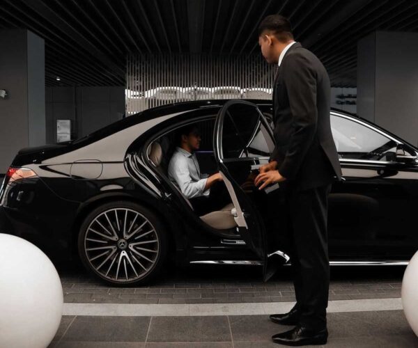 Gruppentransporte München – Minivan für bis zu 7 Personen Geräumige Minivans (Mercedes Vito oder VW Multivan) für Gruppen, Familien, Firmen-Teams oder Events. Ideal für Flughafentransfer, Hochzeiten, Firmenausflüge oder Stadtrundfahrten. Feste Preise ab 95 € für den Flughafentransfer – viel Platz für Gepäck und Komfort.